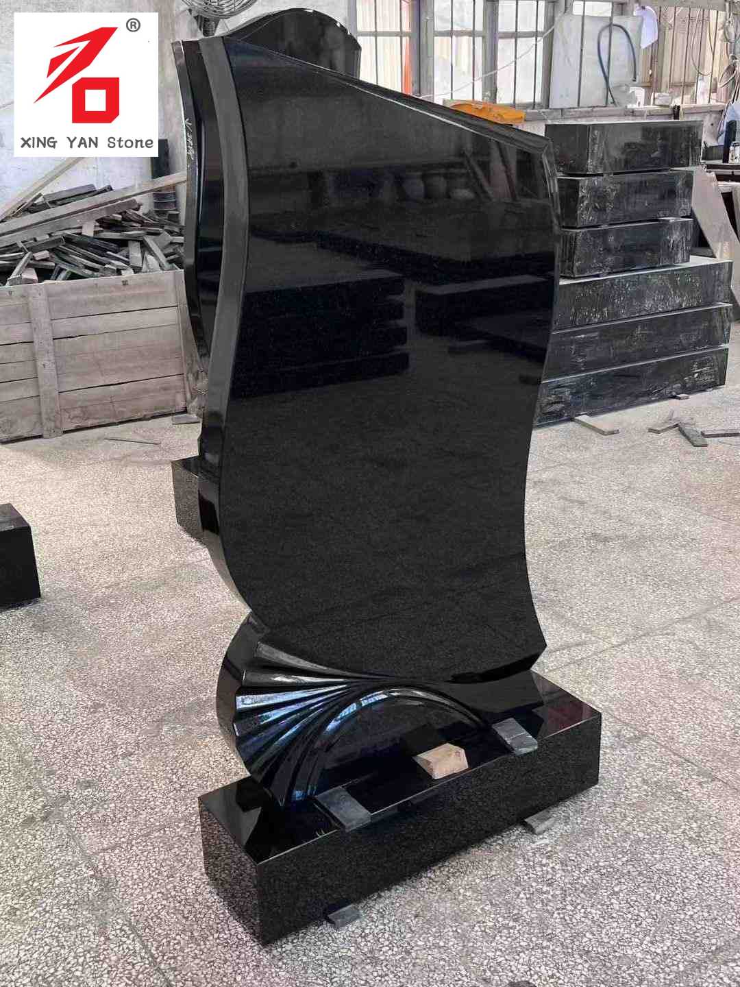 Fekete alakú művészi sírkő