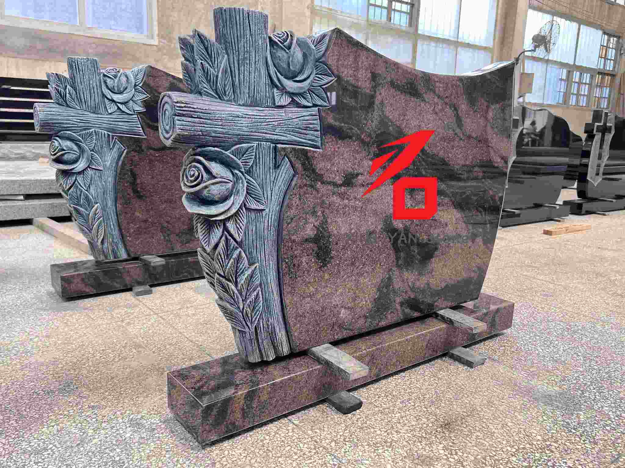 Rózsa és kereszt mintás emléksírkő