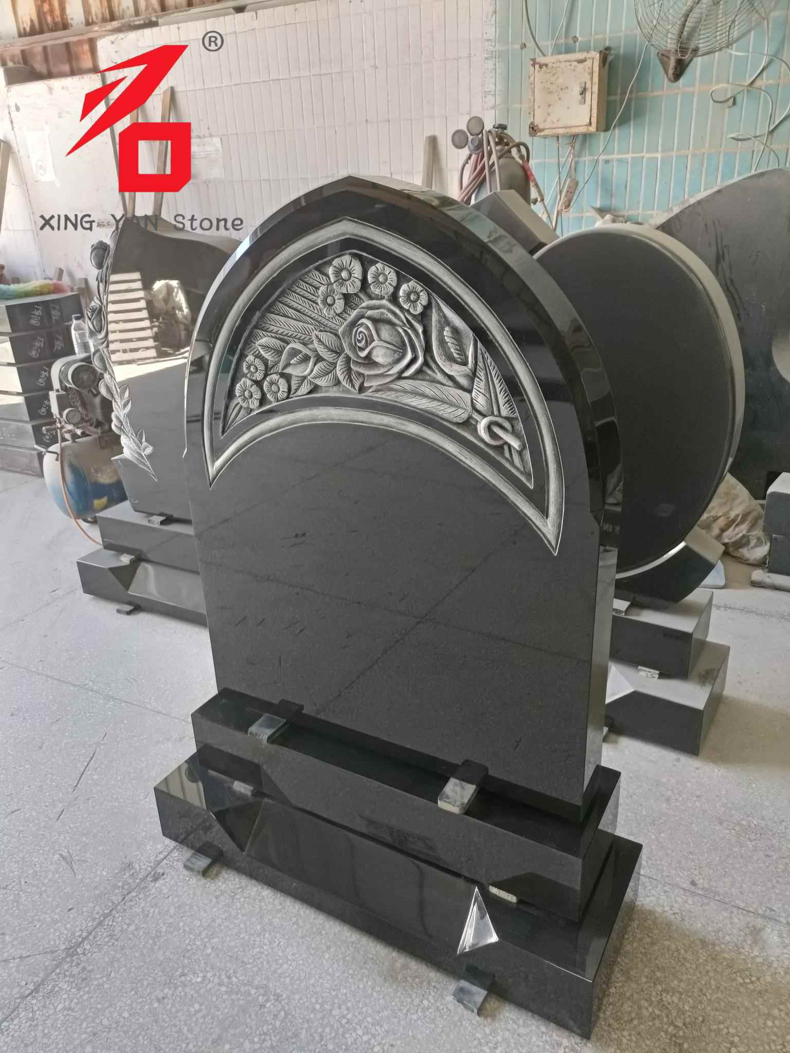 Rózsa faragott sírkő, fekete gránit íves sírkő